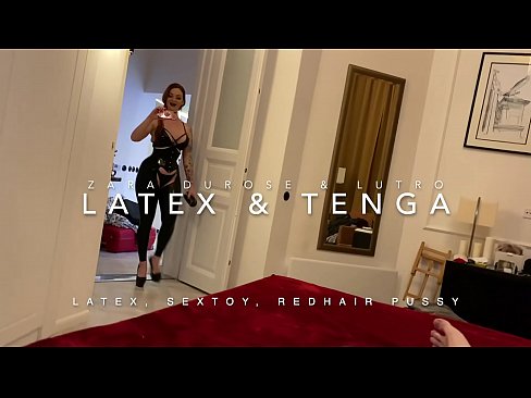 ❤️ Ngoanana e monyane ea nang le hlooho e khubelu ea apereng seaparo sa latex se kentsoeng ke ntate oa bobeli Video ea bootsoa ﹏