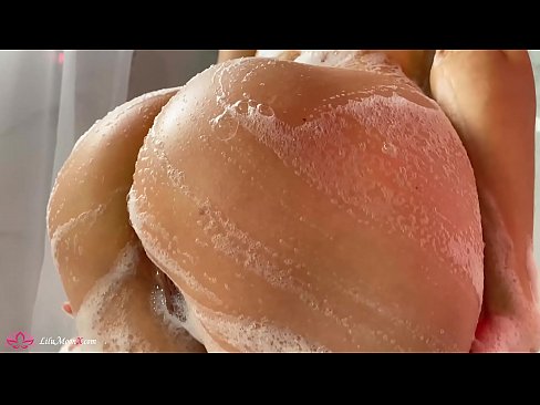 ❤️ Brunette o ipholla litho tsa botona kapa botšehali ho li khotsofatsa Pussy e nang le Vibrator ho ea ho Intense Orgasm in Shower Video ea bootsoa ﹏