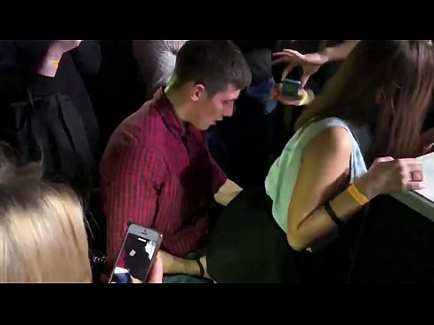 ❤️ Ho kopanela liphate ka 'nete ka har'a nightclub ea Russia. Ngoanana oa Russia ea lilemo li 18 ka har'a anus le botšehaling o ile a robala ka har'a nightclub Video ea bootsoa ﹏