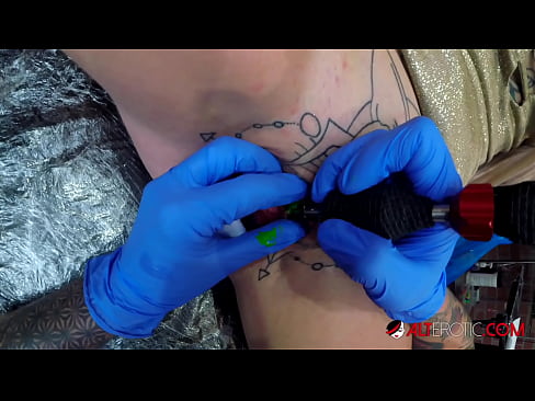 ❤️ Sully Savage ea nang le li-tattoo tse chesang haholo o ile a fumana tattoo clitoris ea hae Video ea bootsoa ﹏
