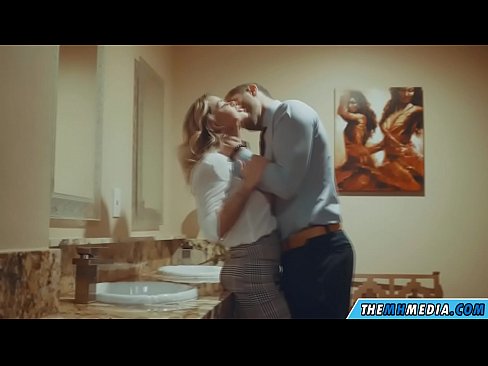 ❤️ Ha blonde e mahlahahlaha e u eka ka kamoreng ea ho phomola ea sechaba Video ea bootsoa ﹏
